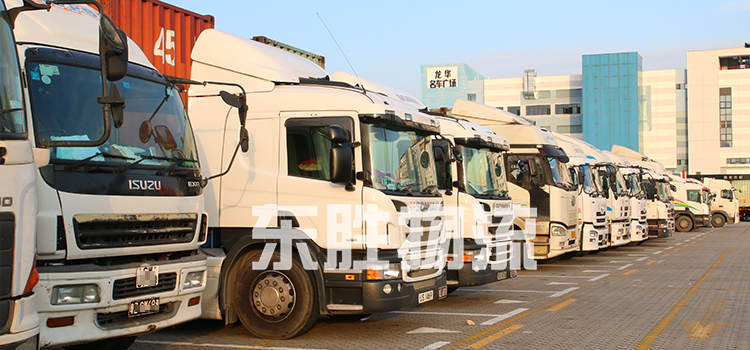 中港噸車貨運(yùn)公司出口香港運(yùn)輸；東勝物流中港車隊(duì)現(xiàn)場(chǎng)圖